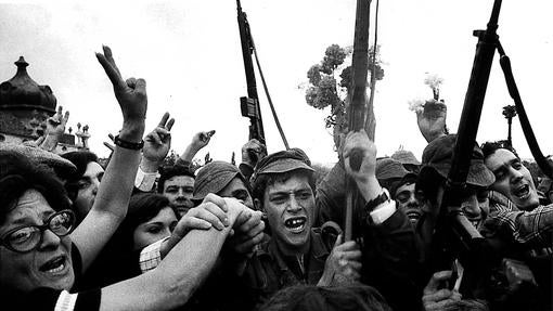 Militares y ciudadanos celebran el triunfo de la revolución de los claveles