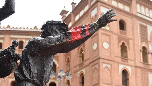 Estatua del Yiyo, con pintura roja