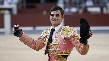 Paco Ureña pasea la oreja del sexto