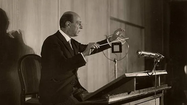 Schoenberg dirigiendo la Orquesta de la Radio de Berlín en la emisión de una de sus composiciones