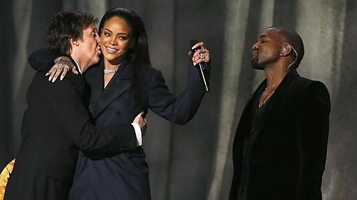 Paul McCartney besa a Rihanna, en presencia de Kanye West