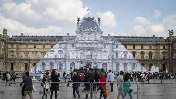 La pirámide del Museo del Louvre cubierta con una foto del museo obra del artista francés JR