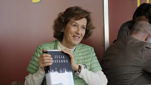 Julia Navarro, posando con su última novela, «Historia de un canalla»