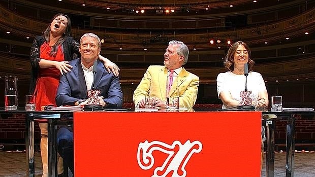 La soprano Ruth Iniesta; el director del Teatro de la Zarzuela, Daniel Bianco; el ministro de Educación, Cultura y Deporte, Íñigo Méndez de Vigo; y la directora general del Inaem, Montserrat Iglesias