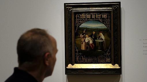 Un hombre admira «La extracción de la piedra de la locura», del Bosco