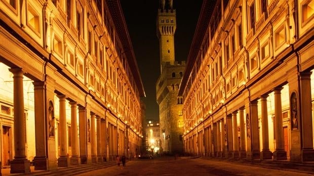 La Galería de los Uffizi con el Palacio Vecchio al fondo