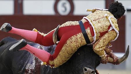 Alberto Aguilar se agarra al pitón del toro en una fea cogida
