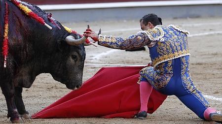 Rafaelillo, en un desplante, acaricia el pitón del cuarto adolfo