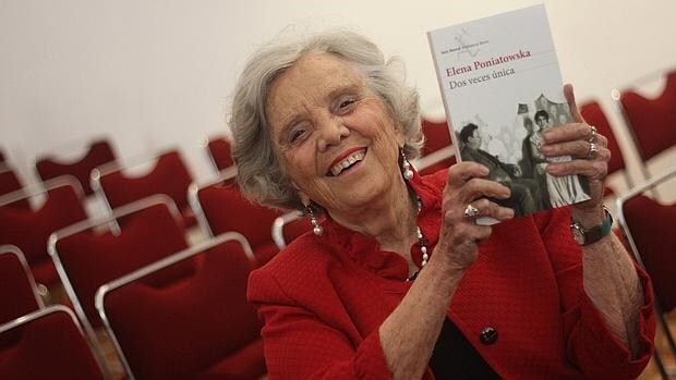 Elena Poniatowska muestra «Dos veces única», su última novela