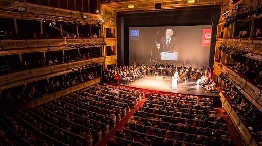 Plácido Domingo se dirige al público en la entrega de premios en el Teatro de la Zarzuela