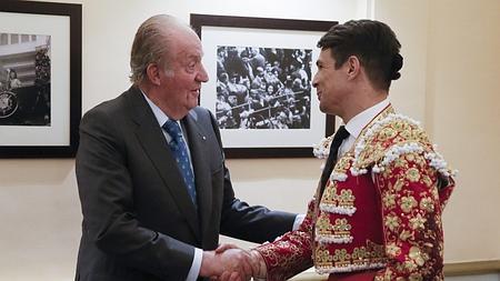 Manzanares cumplimenta a Don Juan Carlos al término del festejo