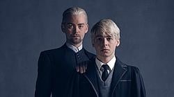 Alex Price como Draco Malfoy y Anthony Boyle como Scorpius Malfoy