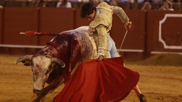 Juanito, durante su faena con el sexto toro