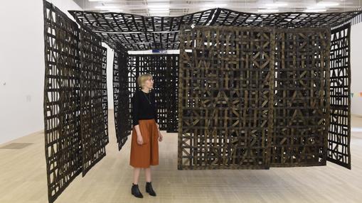 «Pabellón suspendido en una habitación», de la artista española Cristina Iglesias