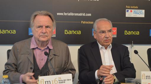 Régis Debray y Alfonso Guerra, en la Feria del Libro