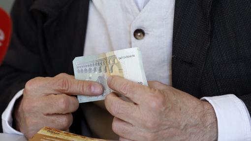 Régis Debray: «No saldrá un Podemos de las protestas en Francia»