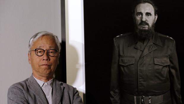Hiroshi Sugimoto, delante de un retrato de Fidel Castro, en la presentación de la muestra en Madrid