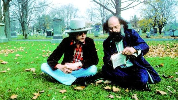 Bob Dylan y Allan Ginsberg ante la tumba de Jack Kerouac