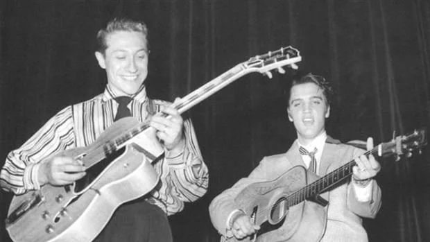 Scotty Moore tocando junto a Elvis Presley