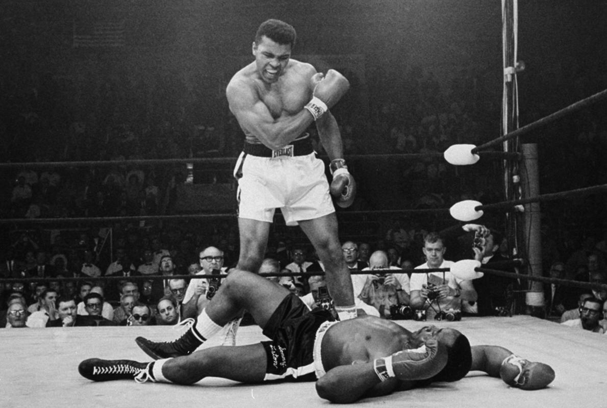 Cassius Clay observa a Sonny Liston, caído sobre la lona, en su segunda pelea, en 1965