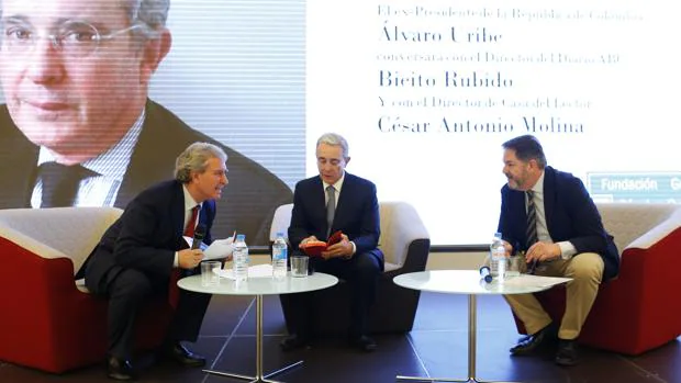 De izquierda a derecha, César Antonio Molina, Álvaro Uribe y Bieito Rubido en la Casa del Lector