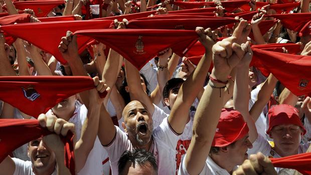 Miles de pañuelos rojos durante la celebración del Chupinazo