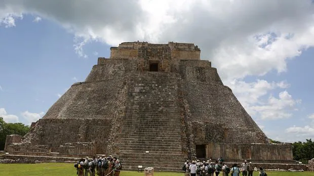 Los ruteros visitan la Pirámide del Adivino, en Uxmal