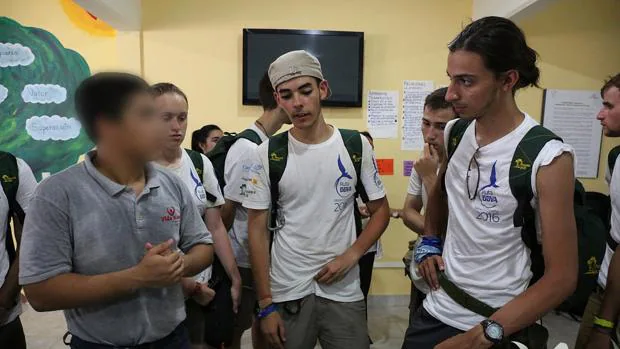 Los ruteros charlan con uno de los chicos que forman parte del programa “Nueva Vida”