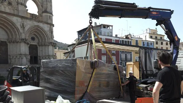 La obra de AI Weiwei es descargada en la catedral de Cuenca