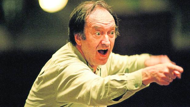 Nikolaus Harnoncourt durante un ensayo de «La flauta mágica» en el Festival de Salzburgo de 2012