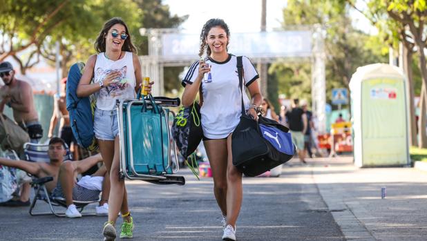 Miles de asistentes llegan un día antes al recinto del festival de Alrumbo