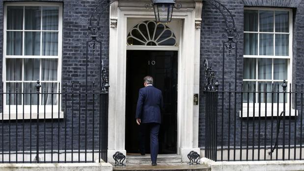 David Cameron entra en su residencia tras anunciar su marcha