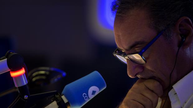 Carlos Herrera durante su programa de radio en Cope