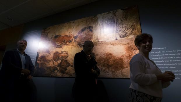 Antonio Morales, Carmen Gloria Rodríguez y Carlos Ruiz en la exposición de Altamira