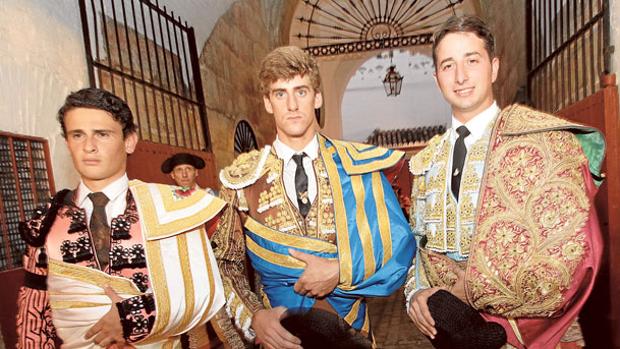 El Galo, Jesús Muñoz y Juan Márquez, en el patio de cuadrillas