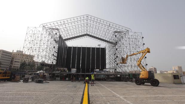 Preparativos de la cuarta edición del festival No Sin Música en el puerto de Cádiz.