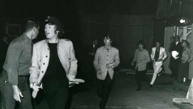 Los Beatles corren al escenario del Hollywood Bowl para dar su concierto en 1965
