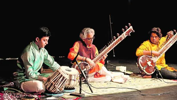 Los Mishra, una familia de músicos indios, durante un concierto