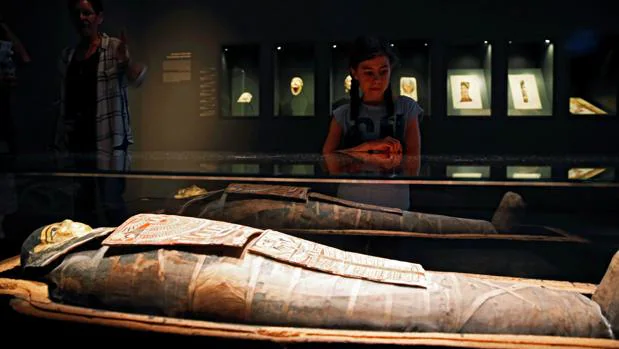 Una niña contempla la momia de 2.200 años de antiguedad en el Museo Nacional de Israel
