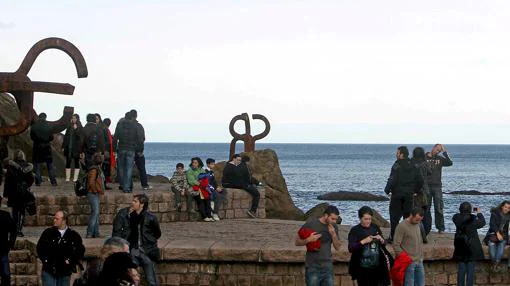 Turistas en el «Peine del Viento» en San Sebastián