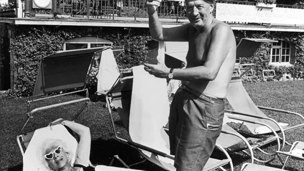 Vladimir Nabokov y su esposa, Vera Slónim, durante unos días de descanso en la localidad suiza de Montreux en 1966