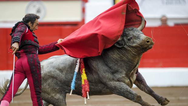 El Cid, en un pase de pecho a «Madroñito»