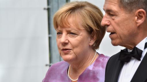 La canciller alemana Angela Merkel y su marido, Joachim Sauer, a su llegada a Bayreuth