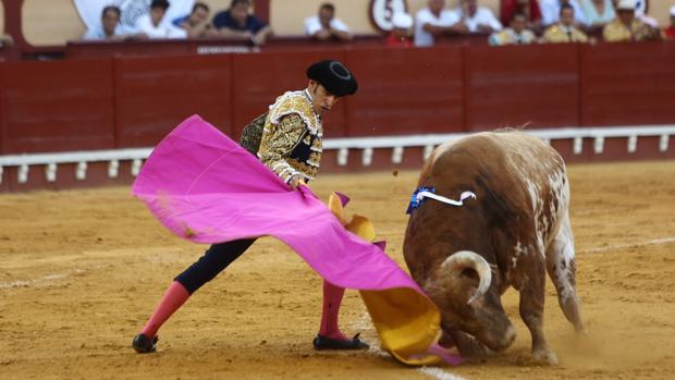 Talavante, ante su primer toro de la tarde