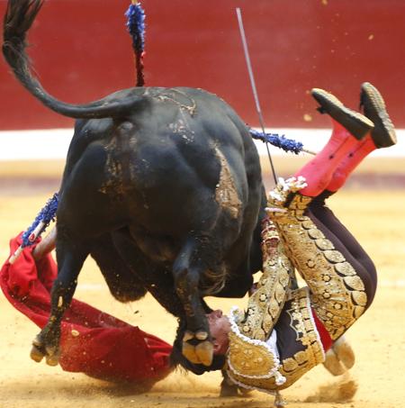 Urdiales sufrió una horrible voltereta con el cuarto toro