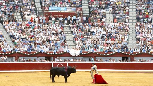 Ureña, frente al toro, con los tendidos colmados