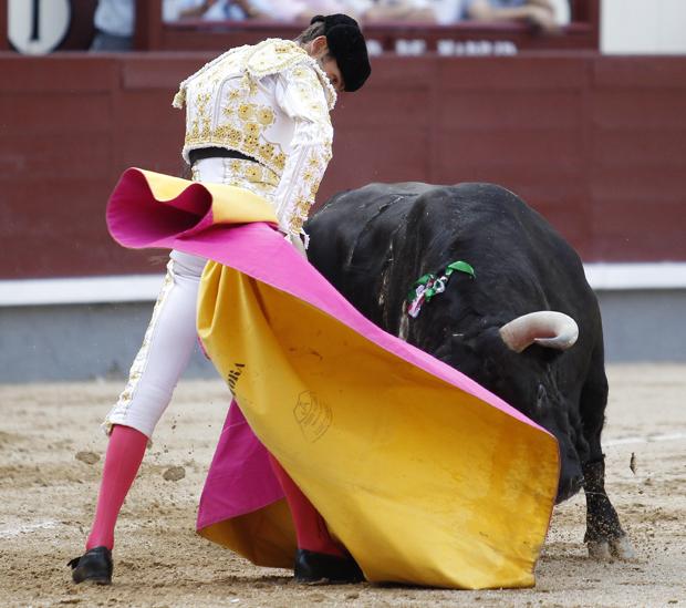 Aplomo de Mora y sinceridad de Román en Las Ventas