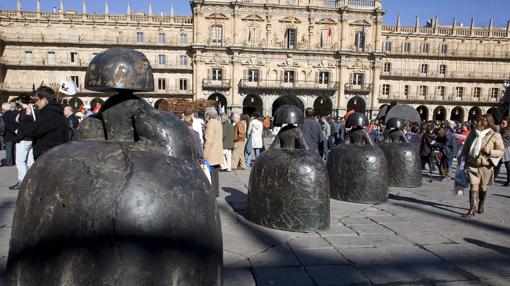 Las célebres «Meninas», de Manolo Valdés, en la Plaza Mayor de Valladolid en 2008