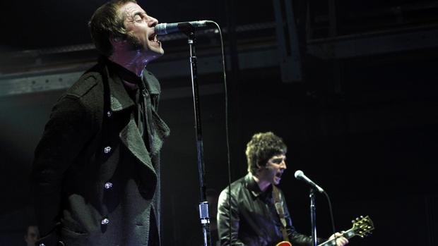 Liam Gallagher y su hermano Noel en un concierto