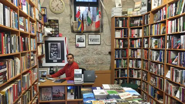Mahmoud Muna, en su librería